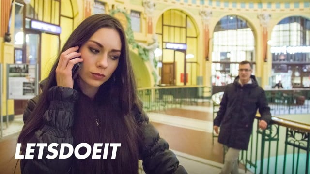 Русская эскортница нуждается в иностранном члене будучи за границей